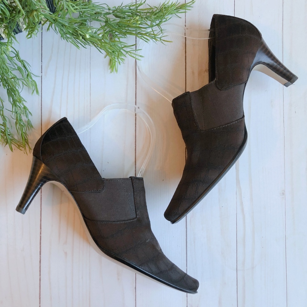 NEW Liz Claiborne Lucky Brown Textile Dress Pumps